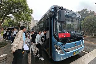 记者：库尔图瓦今日参加了几分钟训练，但需到4月才能正常团训